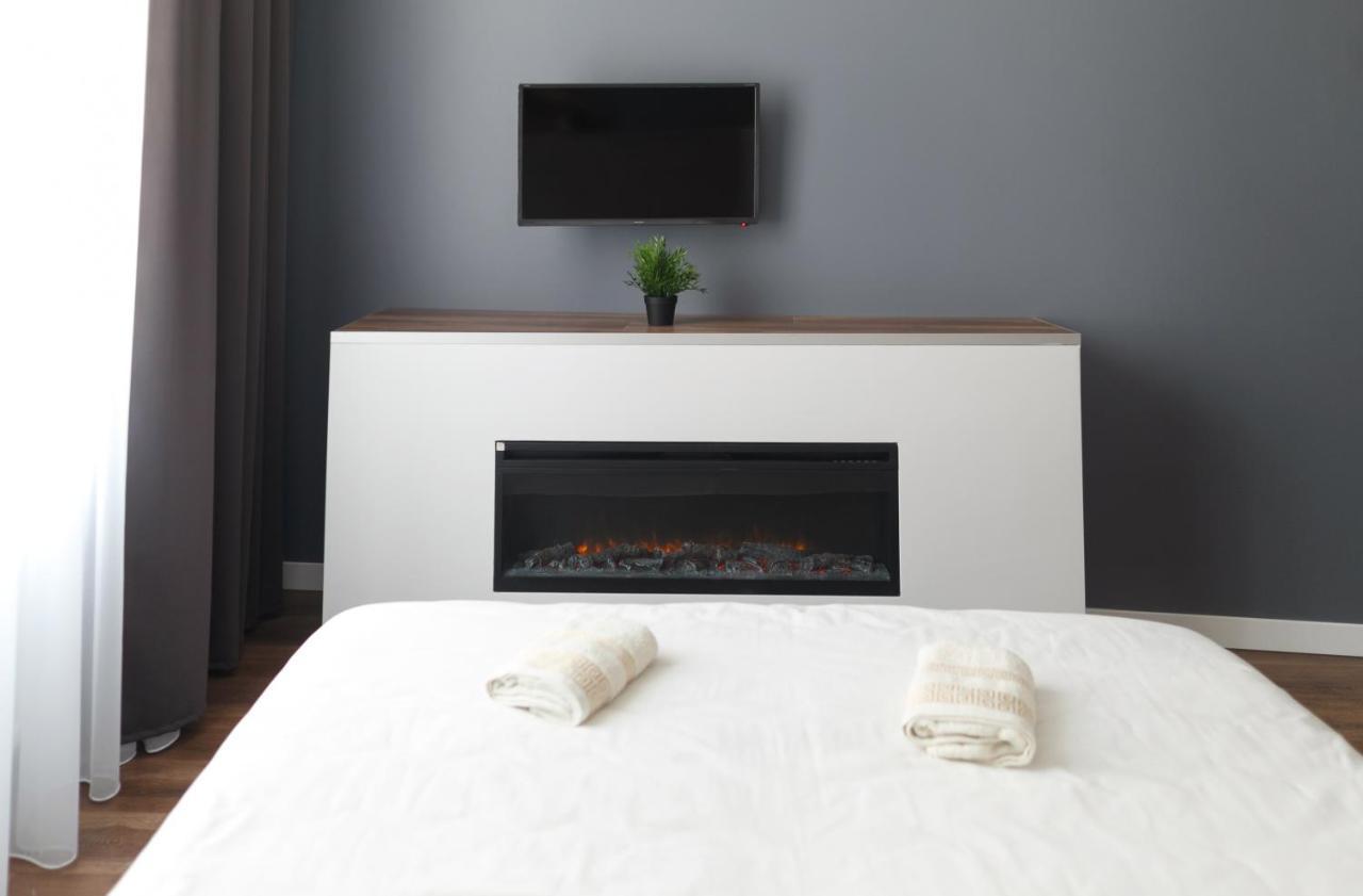 Exciting Apartment Lviv Fireplace Exterior foto