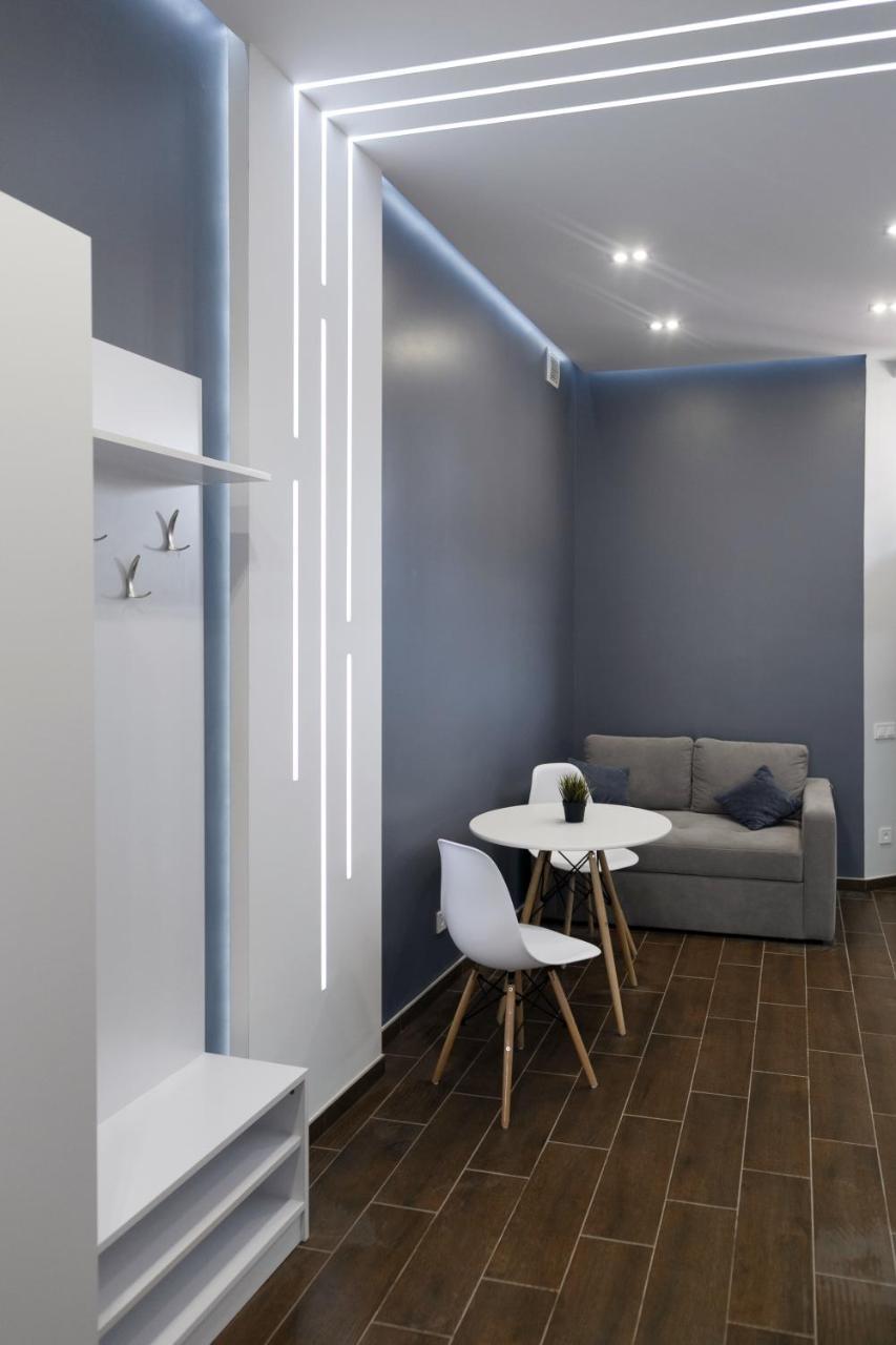 Exciting Apartment Lviv Fireplace Exterior foto