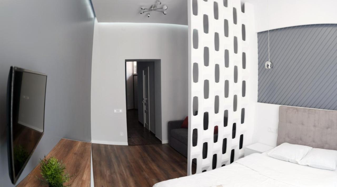 Exciting Apartment Lviv Fireplace Exterior foto